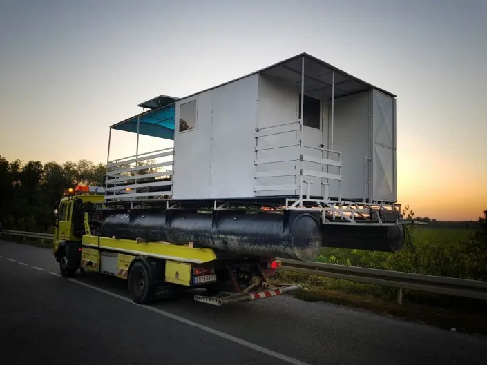 Žuti Šlep kamion šlep službe prevozi splav