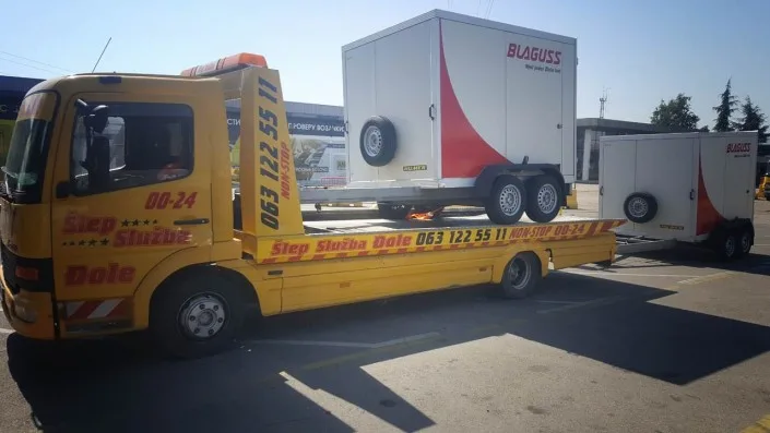 šlep služba prevozi prikolicu bele boje