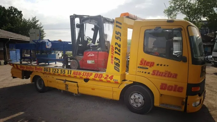 Djole i šlep služba prevoze crveni viljuškar na destinaciju