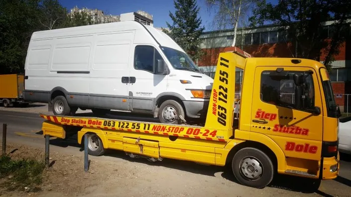 Šlep Služba djole šlep belog kombija