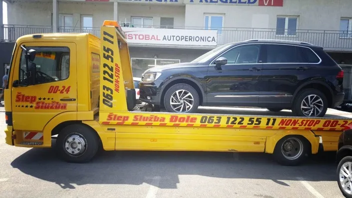 šlep služba prevozi SUV - đip crne boje