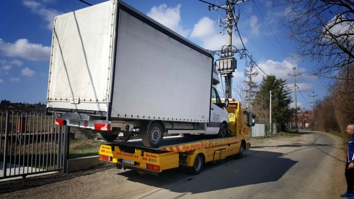 šlep kamion sa šlep službom djole, zuti šlep na njemu kamion