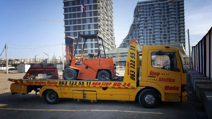 kamion šlep službu beograd djole koja prevozi viljuškar