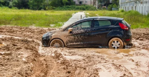 Auto zaglavljen u blatu